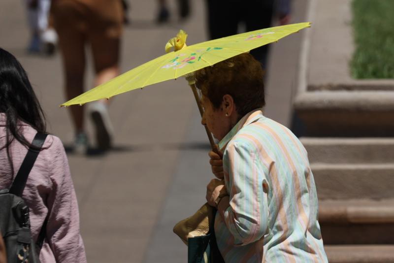 Aton - Santiago podría superar record histórico por altas temperaturas este sábado: A qué hora sería el peak de calor