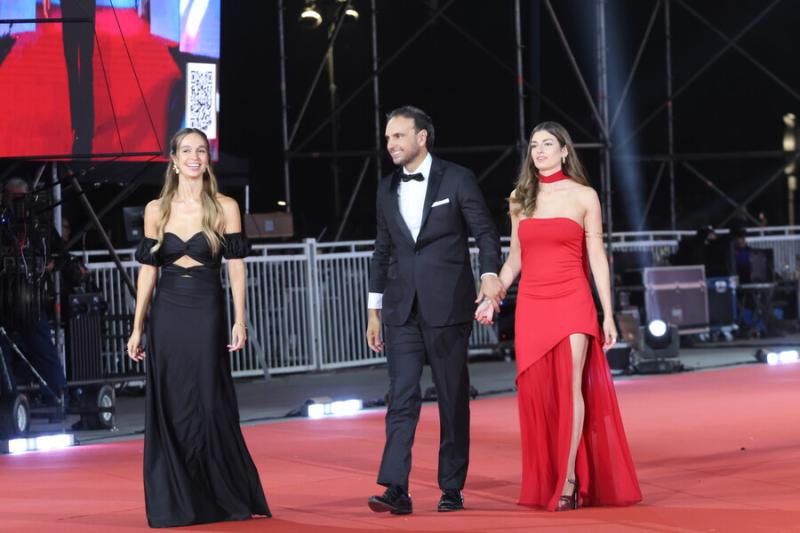 Gala en familia: Los famosos que desfilaron junto a sus hijos en la Gala del Festival de Viña - Rodrigo Sepúlveda y sus hijas Renata y Jeviera - Aton