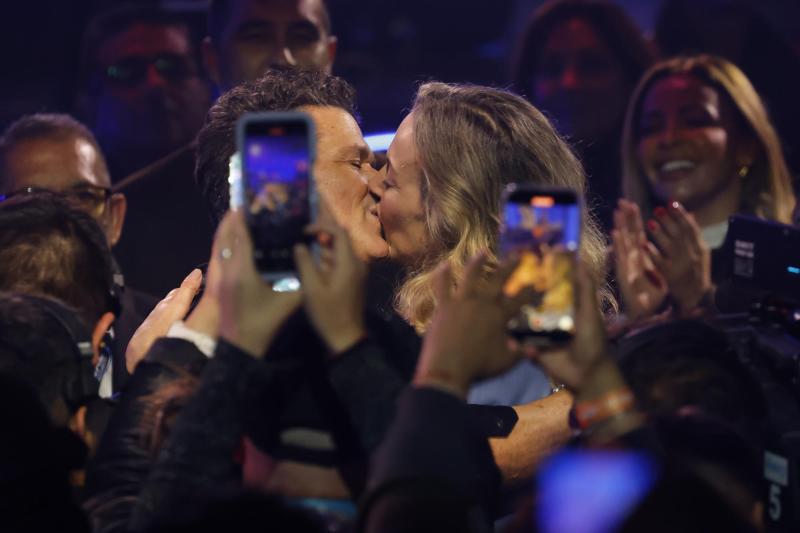 Aton - Carlos Vives y su esposa