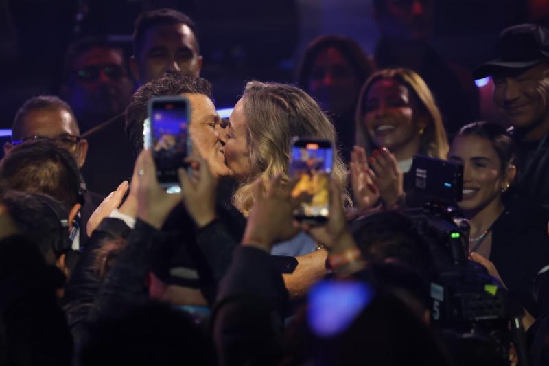 Aton - Carlos Vives y su esposa