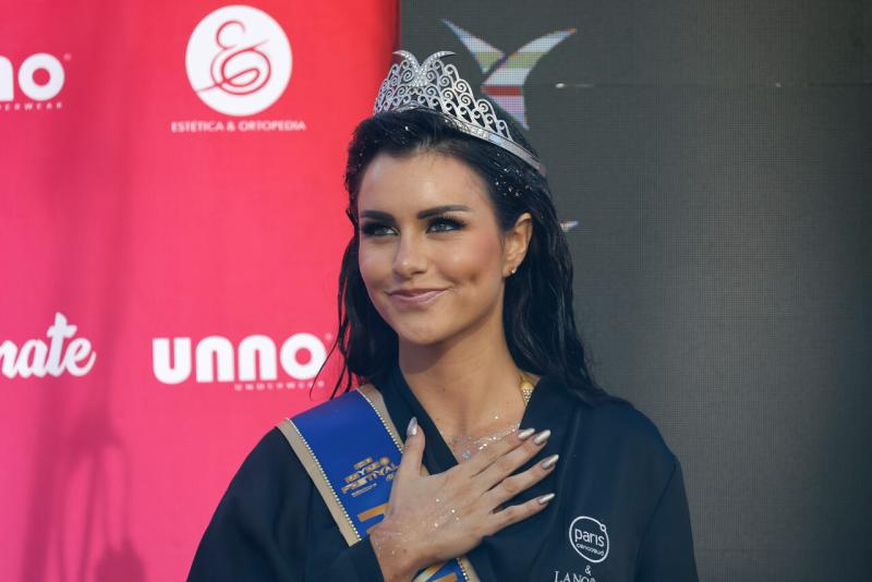 Aton - Emilia Dides realizó su piscinazo como reina de Viña 2025