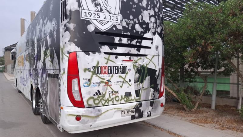 Así quedó el bus de la gira Centenario de Colo Colo - Créditos: X