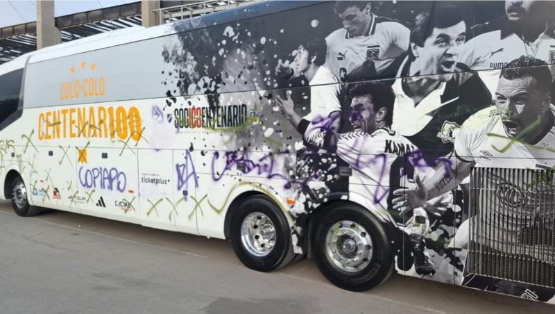 Así quedó el bus de la gira Centenario de Colo Colo - Créditos: X