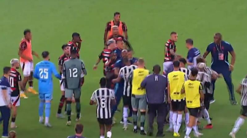 Erick Pulgar en pelea entre Flamengo y Botafogo - Créditos: Redes Sociales