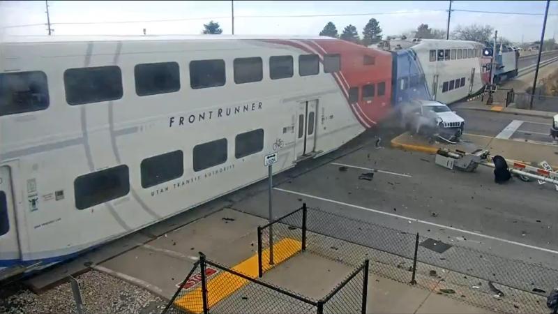 Impactantes videos muestran cómo un conductor se salva milagrosamente de ser arrollado por un tren - Captura de videos liberados por Utah Transit Authority