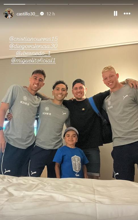 Nico Castillo compartió con los jugadores de la UC durante la concentración - Créditos: Captura Instagram