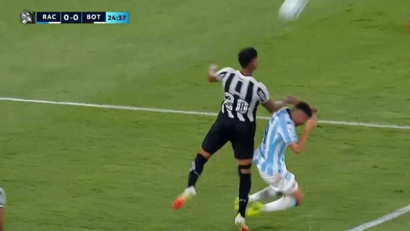 La jugada que Felipe González tuvo que revisar en la final de la Recopa Sudamericana - Créditos: Captura