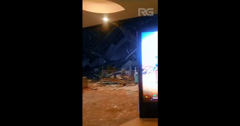 VIDEOS: Personas publican videos para ser rescatados bajo los escombros de un centro comercial en Perú - X @RogerAderly