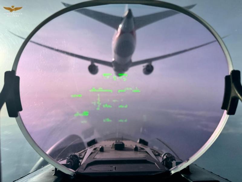 Fuerza Aérea Italiana escolta avión de American Airlines