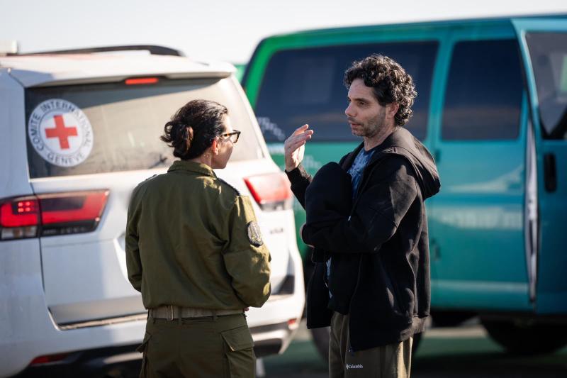 Hamás libera a los rehenes israelíes Yarden Bibas y Ofer Kalderon - X @ChrysBarolin