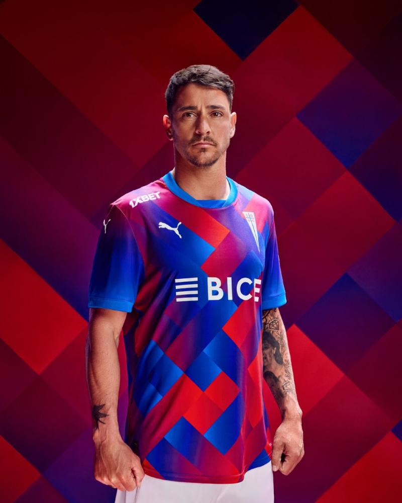 Hinchas contra 3° camiseta de Universidad Católica - Créditos: @Cruzados