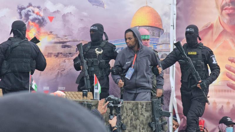 Hamás libera a otros dos rehenes en virtud de acuerdo de tregua con Israel - X @sahatenglish