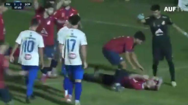 Pelea en fútbol uruguayo termina con jugador nocaut - Créditos: Redes Sociales