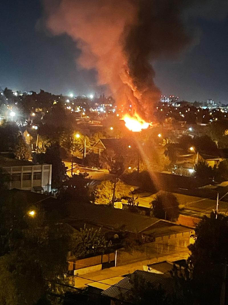 Incendio consume dos viviendas en Conchalí