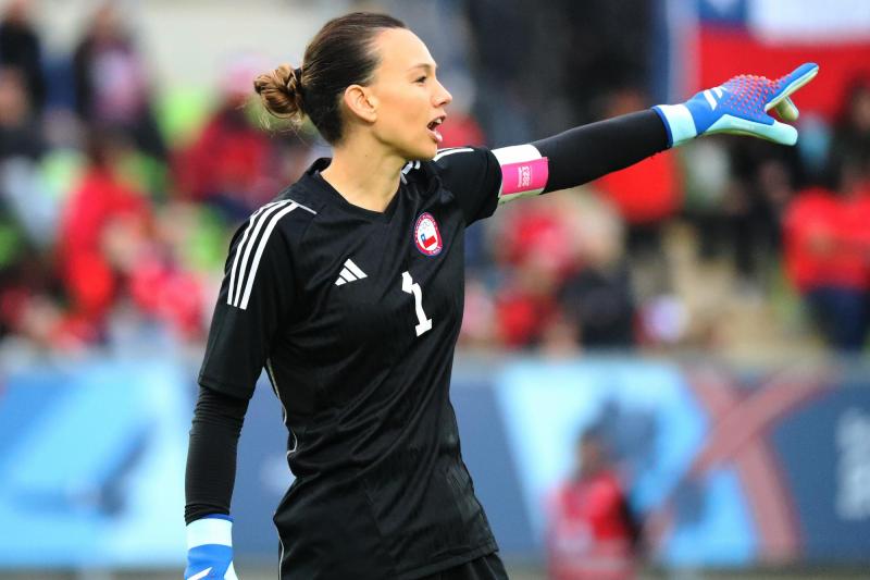 Luis Mena buscará el regreso de Tiane Endler a la Roja Femenina - Créditos: Photosport