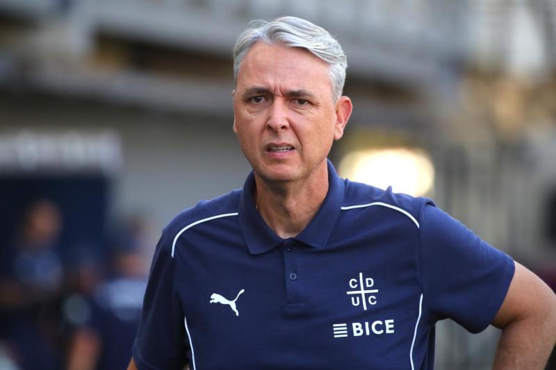 Tiago Nunes se las ingenió para repartir instrucciones igual en el duelo de la UC - Créditos: Photosport