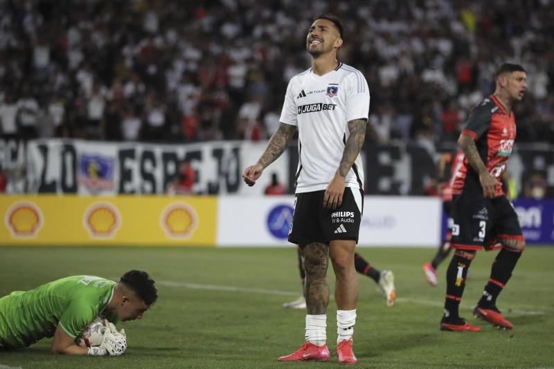 Photosport - Hay molestia en Colo Colo por la cancha del Estadio Monumental