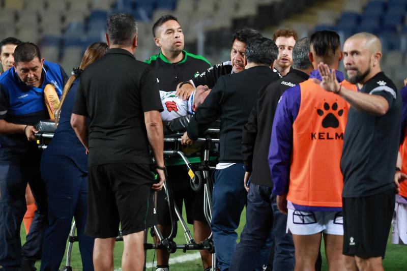 Maximiliano Torrealba, jugador de Temuco, tuvo que ser trasladado a un centro asistencial - Créditos: Photosport