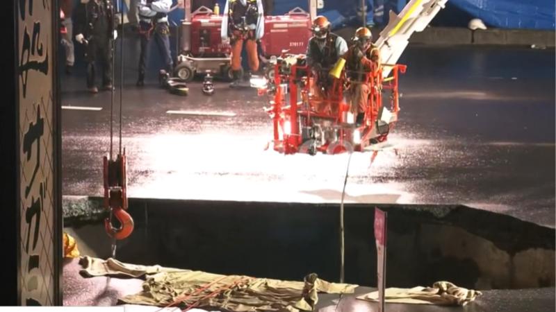 AFP - Japón: Abandonan la búsqueda de camionero de 74 años que quedó atrapado en un socavón