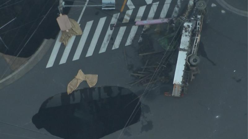 AFP - Japón: Abandonan la búsqueda de camionero de 74 años que quedó atrapado en un socavón