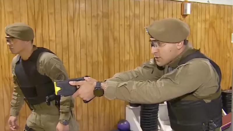 T13 - Carabineros ya implementó el uso de pistolas Taser: Así será el protocolo para su utilización
