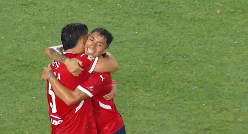 Luciano Cabral celebró abrazando a Felipe Loyola - Créditos: Captura ESPN