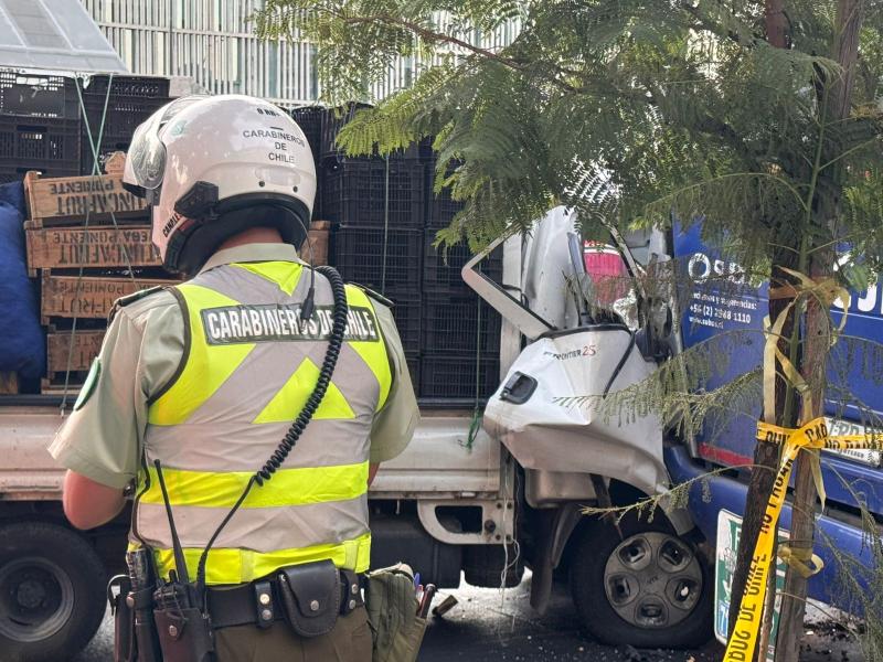 T13 - Chofer colisiona con micro en el centro de Santiago: Se habría quedado dormido al volante
