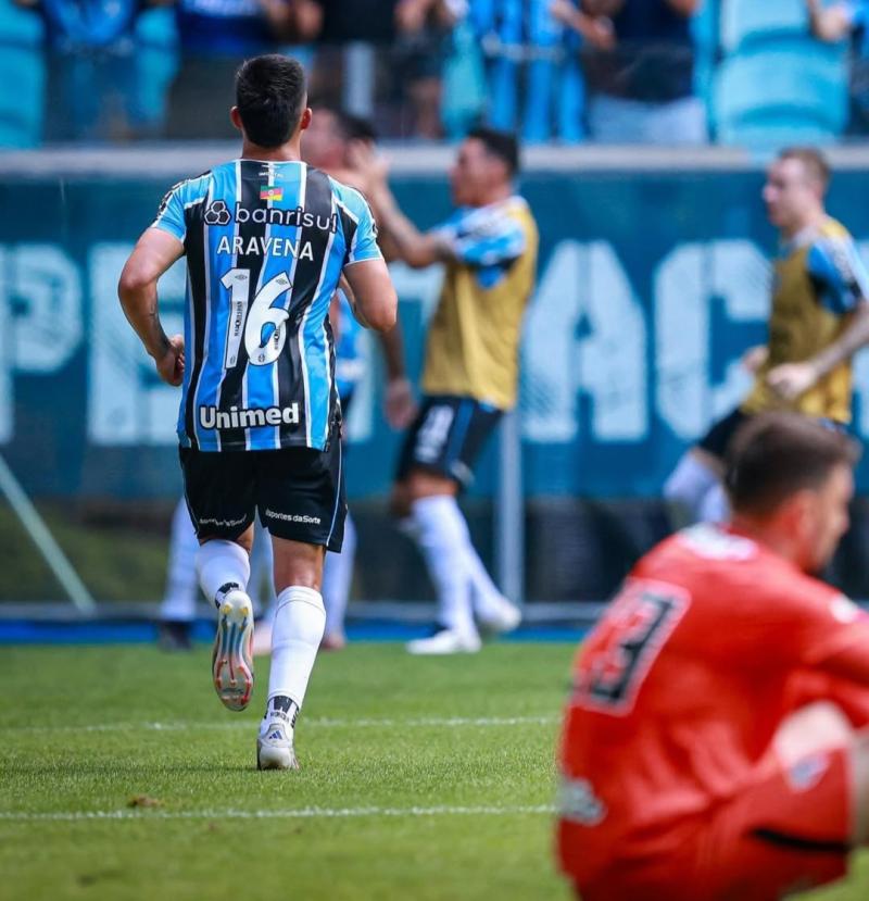 Instagram @alexander_a9 - Alexander Aravena dejó la UC para jugar en Gremio