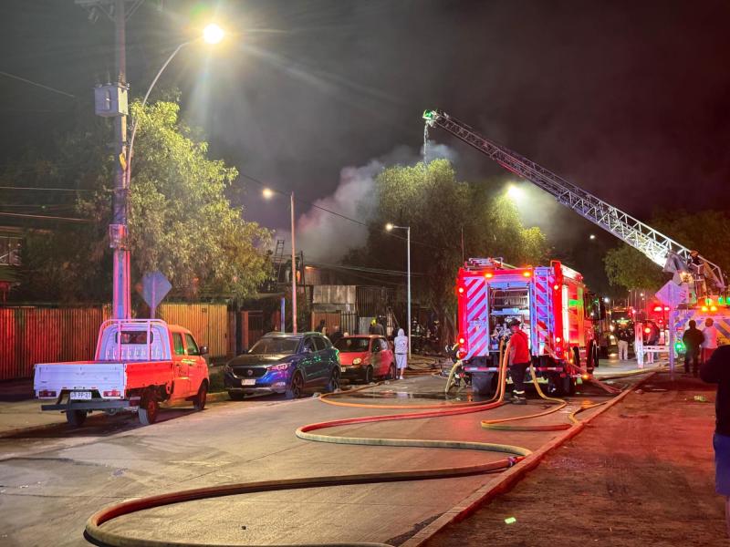 T13 - Incendio en Puente Alto: Al menos tres casas habrían sido consumidas totalmente