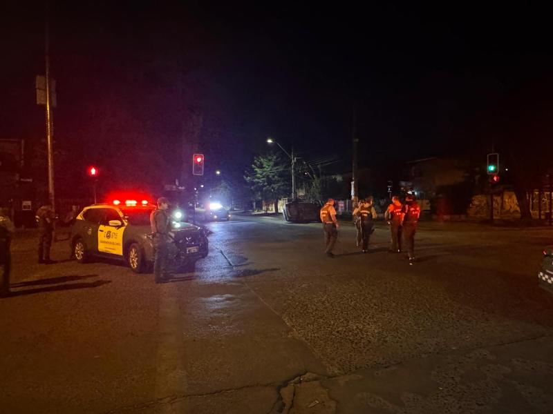 T13 - Patrulla de Carabineros se vuelca en medio de persecución policial en Conchalí: Delincuentes lograron huir