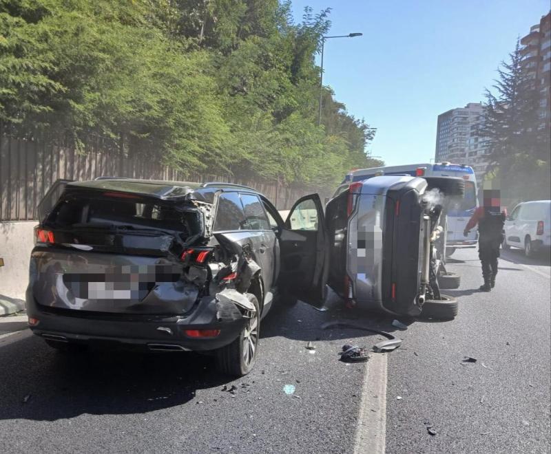 @denunciavita - Auto volcado en Avenida Kennedy