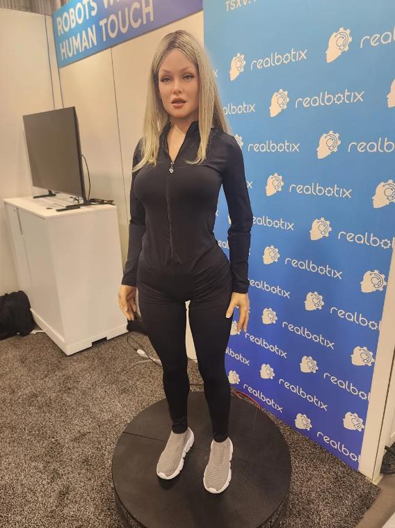 RRSS - Aria, la robot humanoide que sorprendió en feria tecnológica: Fue diseñada para ser compañía