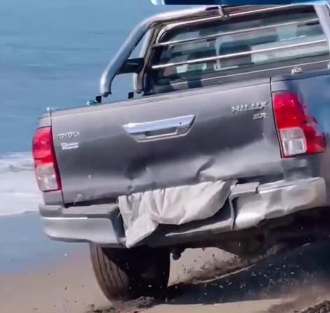 RRSS - Hombre cruzó playa de Lota con patentes tapadas