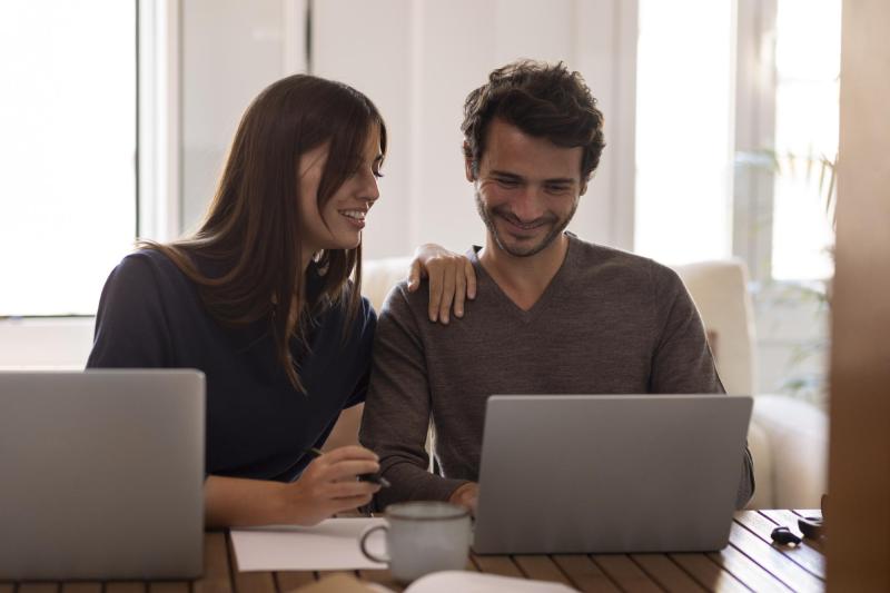 Match en el trabajo en Chile: El 60% confiesa haberse enamorado en su puesto laboral - referencial freepik