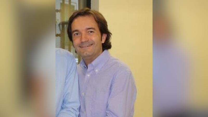 Periodista español es acusado de estafar a sus compañeros - Redes sociales