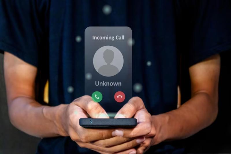 ¿Te llama un número desconocido pero no escuchas a nadie al otro lado de la línea? Descubre por qué - Freepik