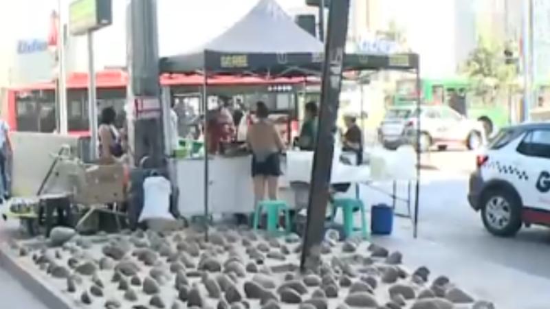 Comerciantes de Estación Central se instalaron a pesar de las piedras - Tu Día