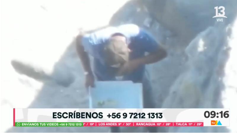 Ambulante toma sorbo de mojitos antes de venderlos en playa de Coquimbo - Tu Día