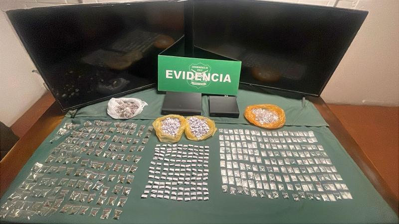 Carabineros incauta casi mil dosis de droga tras detención de dos miembros de la banda "Chuck Norris"