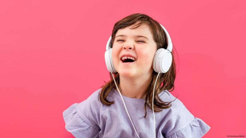 DW - Para los niños es muy importante poder aprender a filtrar los ruidos y a concentrarse, dice la experta Schmitz-Salue.