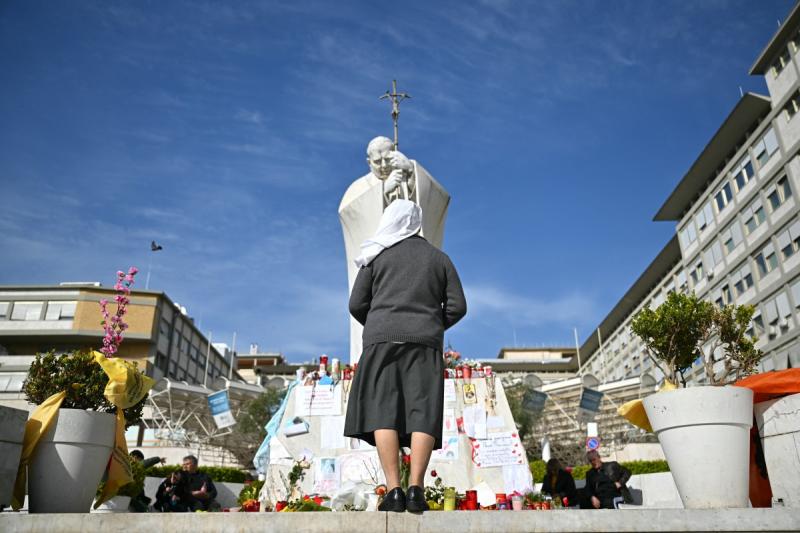 T13 - Papa Francisco dejará el hospital este domingo y se espera una convalecencia "de al menos dos meses"