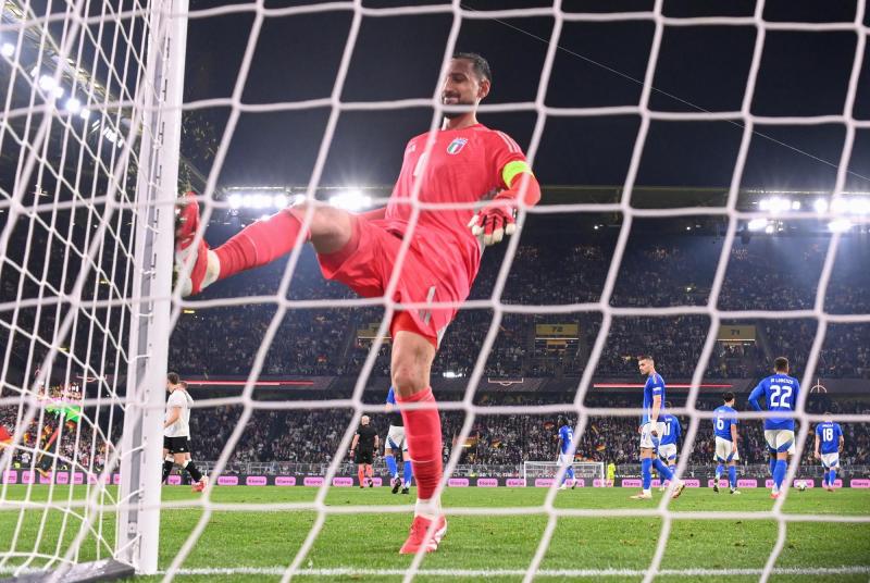 Donnarumma dejó el arco de Italia solo en pleno córner rival - Créditos: AFP
