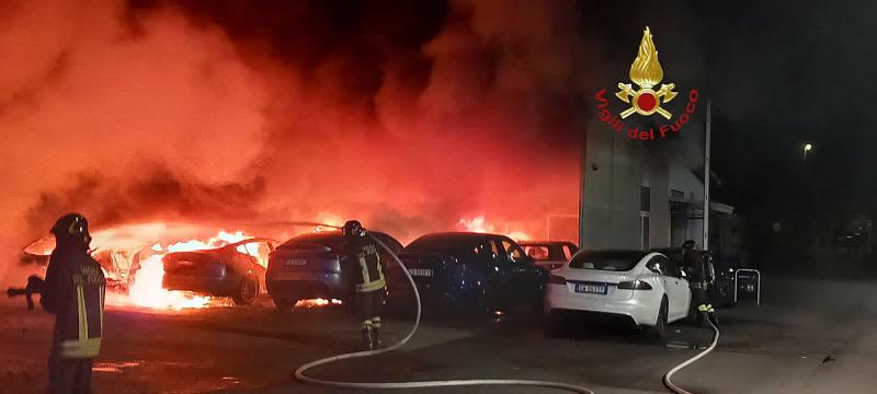 Bomberos combaten incendio de autos Tesla