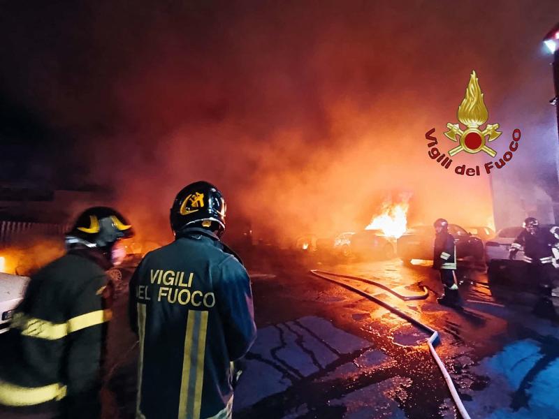 Bomberos combaten incendio de autos Tesla