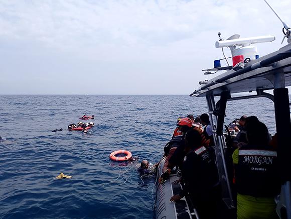 AFP - Embarcación naufragó con más de 40 turistas en el Caribe colombiano