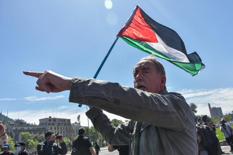 T13 - Eduardo Artés lanza dardos contra Gabriel Boric y su gestión: "No merecen ni un poquito de respeto" | Referencial