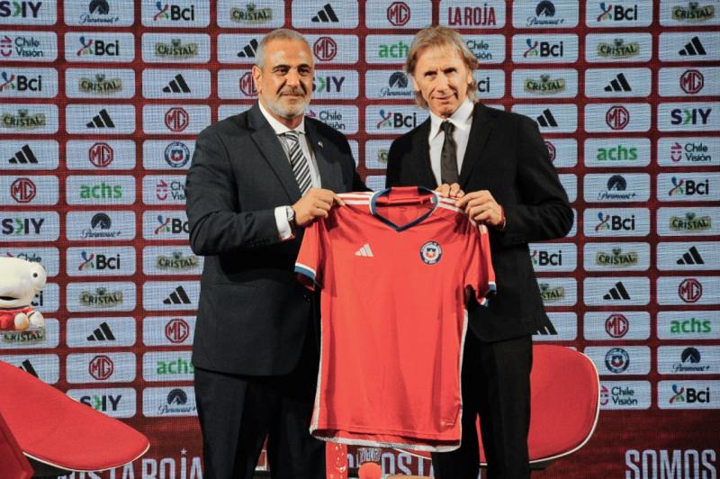 Pablo Milad posando junto a Ricardo Gareca con la camiseta de la Roja - Créditos: Agencia Uno