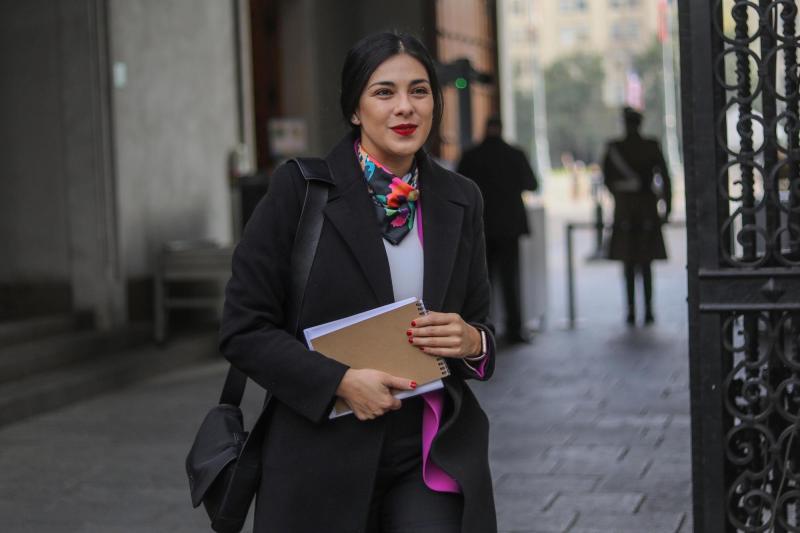 T13 - Karol Cariola saliendo de La Moneda | Agencia UNO