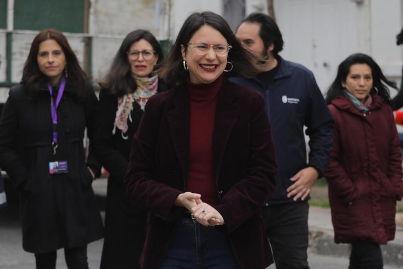 "Juanito González", el militante comunista que aparece en los chats en que se investiga tráfico de influencia entre Hassler y Cariola