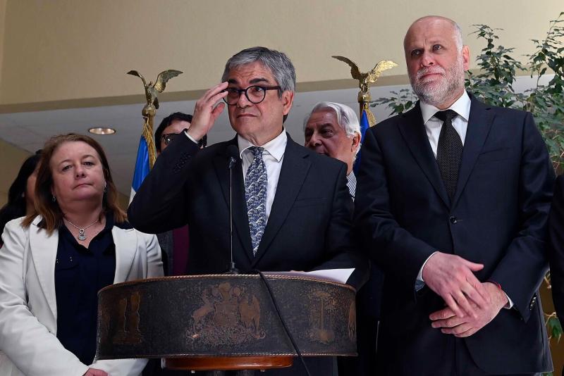 Agencia Uno - Ministro Marcel (cen.) y ministro Elizalde (der.) respondieron a críticas de la CPC